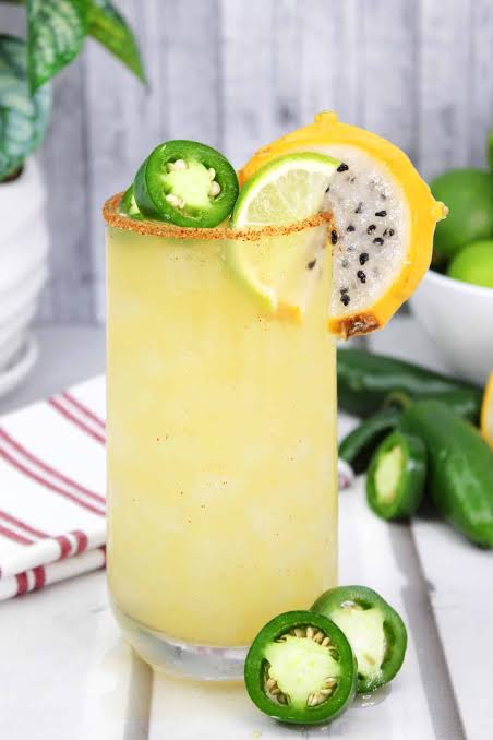 Yellow dragon fruit cactus seeds (at least 40 seeds) (Selenicereus megalanthus, synonym Hylocereus megalanthus)