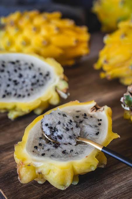 Yellow dragon fruit cactus seeds (at least 40 seeds) (Selenicereus megalanthus, synonym Hylocereus megalanthus)